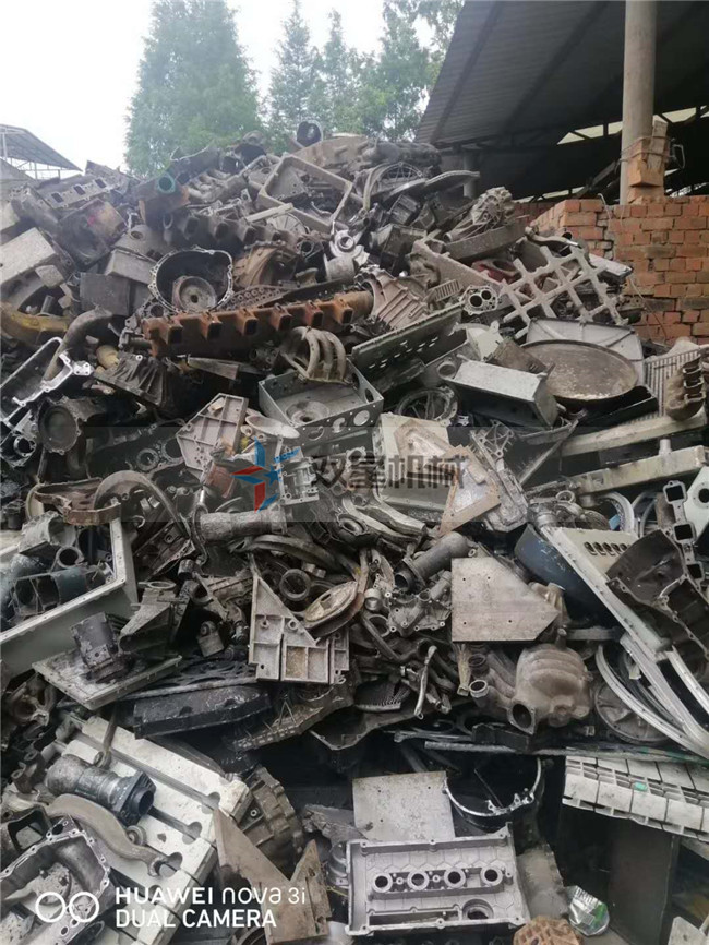 機(jī)件鋁破碎機(jī)物料破碎現(xiàn)場實拍